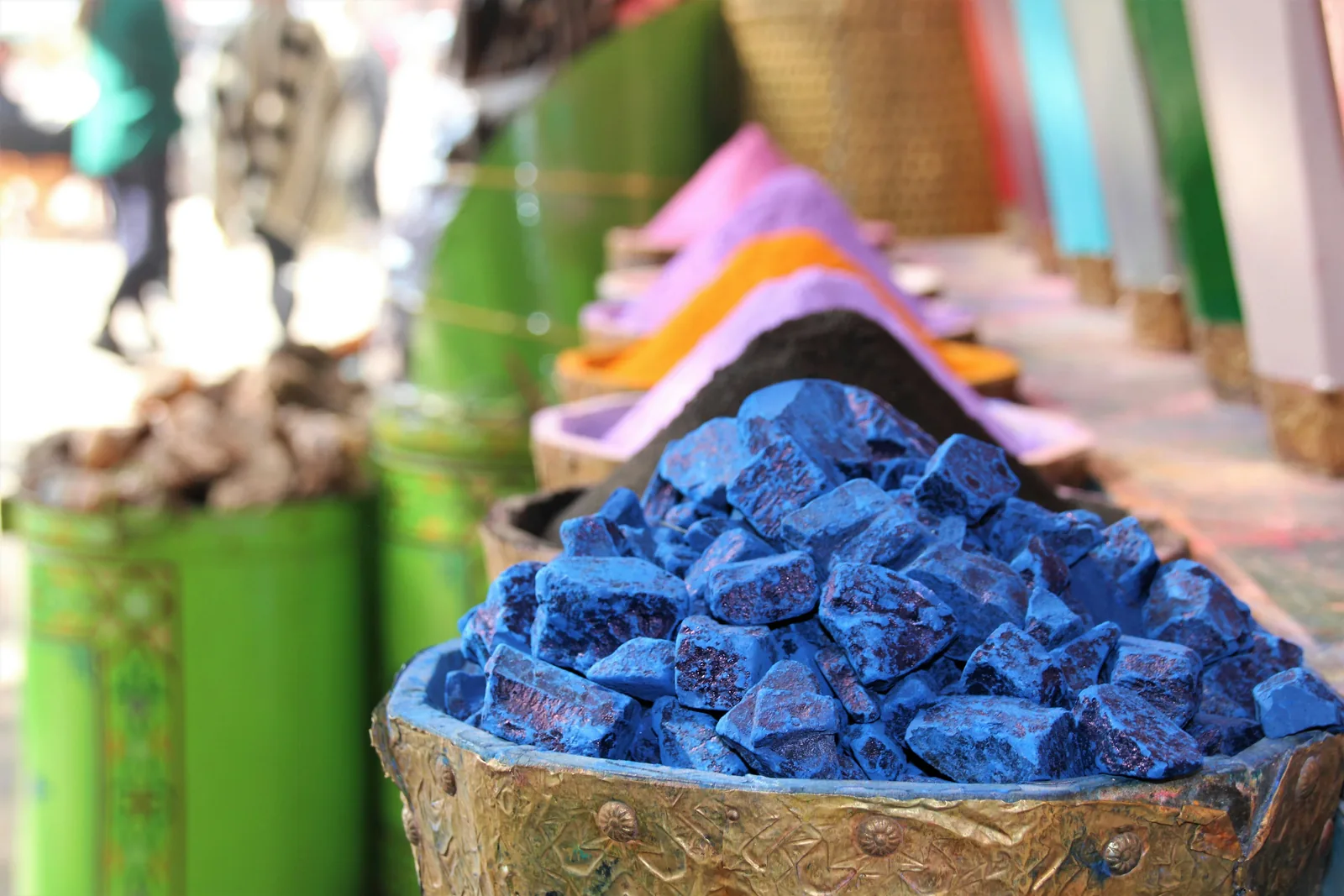 Étal de pigments indigo dans un souk de Marrakech